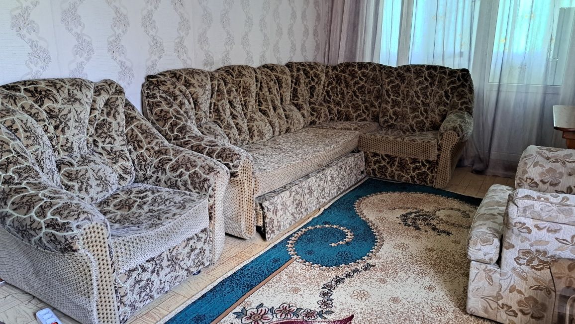 Продам угловой диван с креслом одним , в подарок идёт стол без телевиз