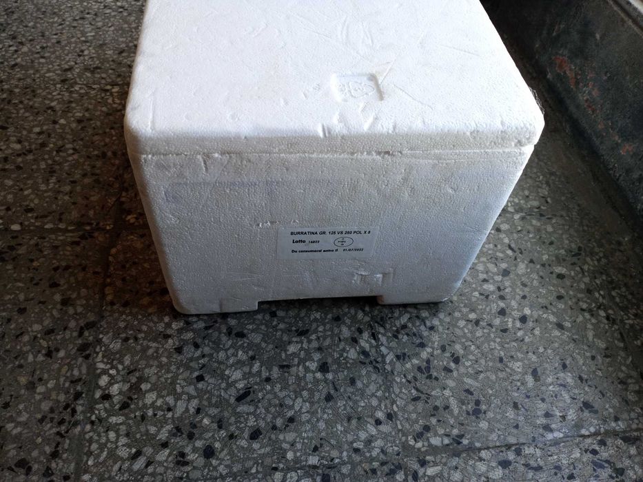 Специализирана хладилна кутия  с хладилни елементи към нея