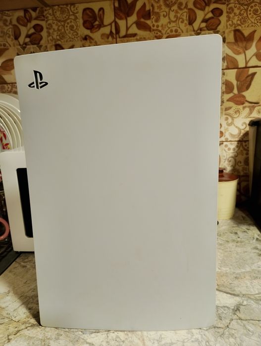 Продавам PS5 без дискове в много добро състояние използвана малко!