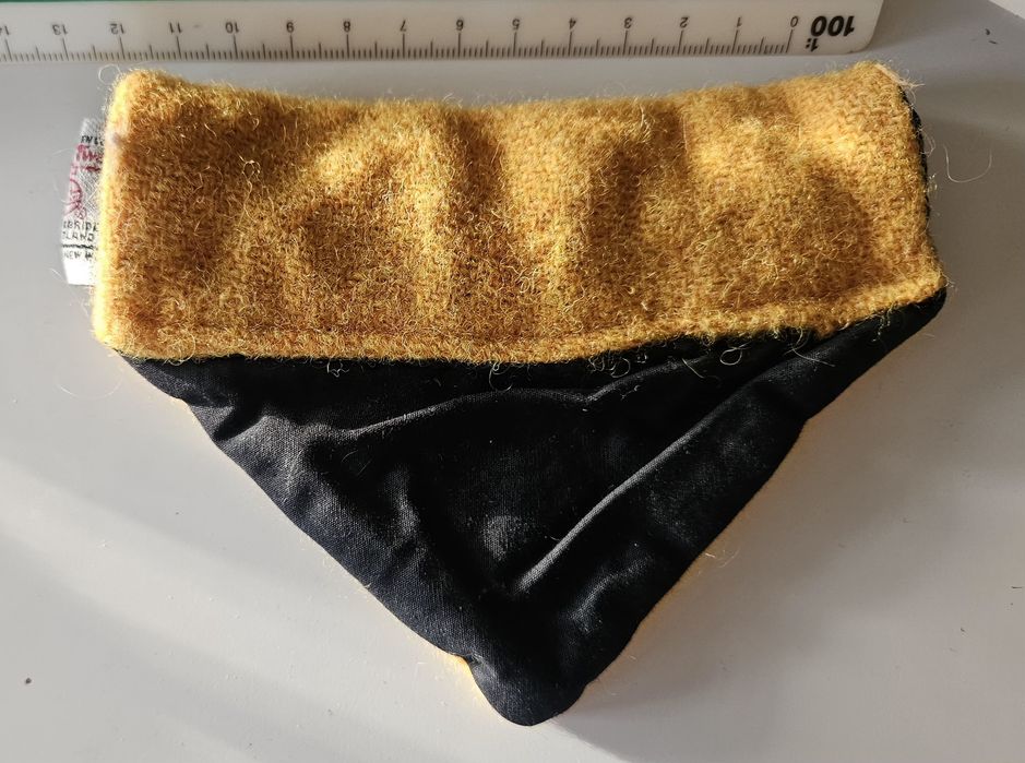 Batic caini/pisicii,  mustar, din lana merino 100% scotiana, noua