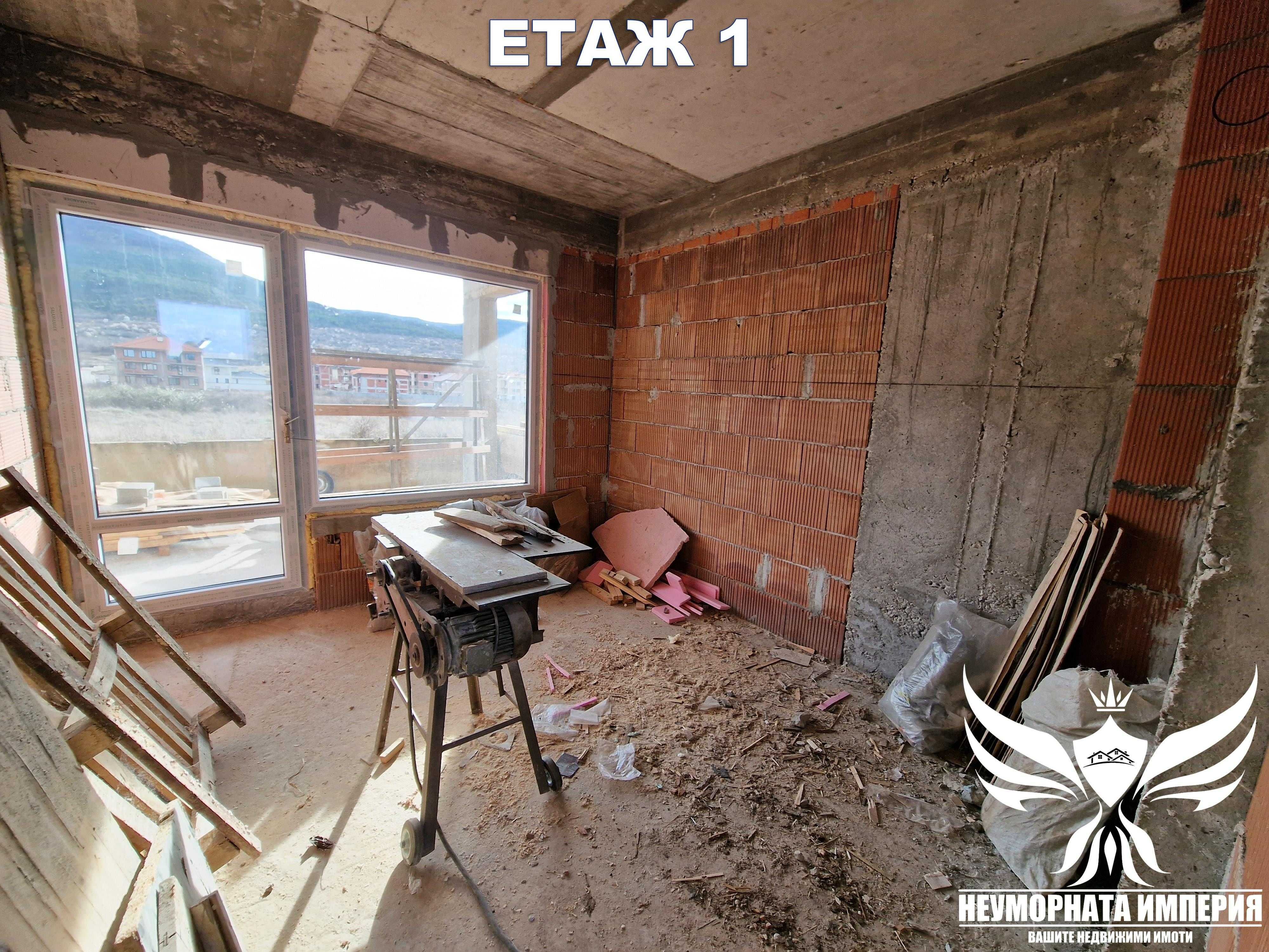 Продавам 3ет. къща 402РЗП, гараж и двор 460кв. гр.Асеновград,кв.Изток