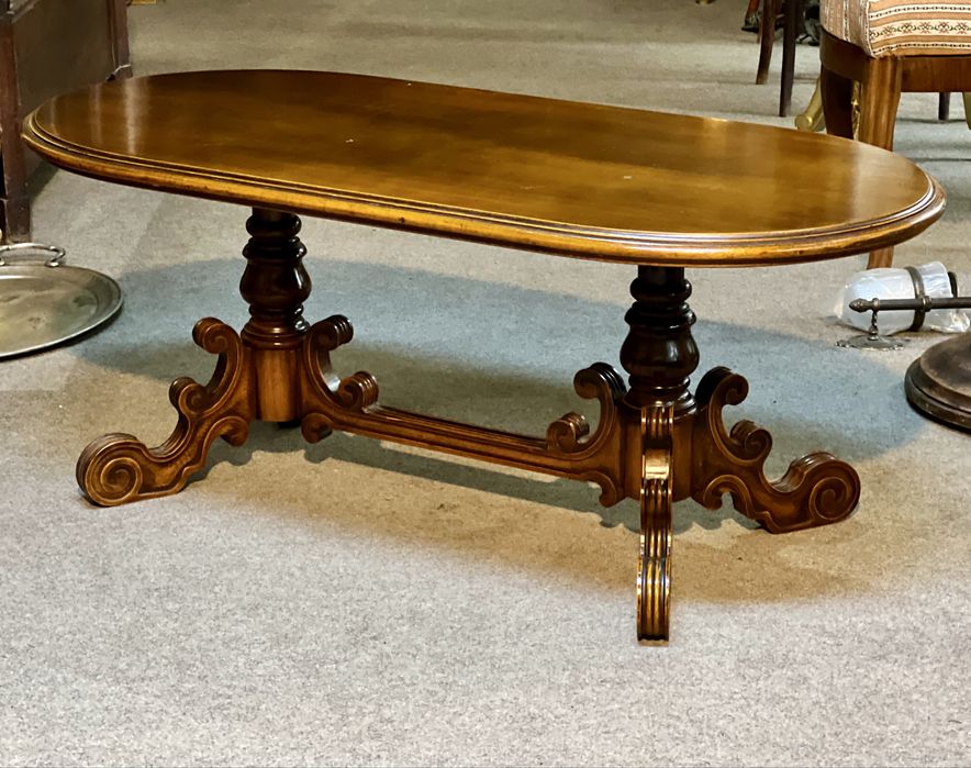 Masă de cafea / masă de salon veche din lemn masiv - sculptată