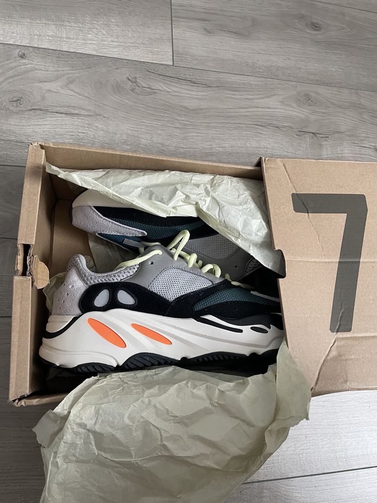 Yeezy Wave Runer 700