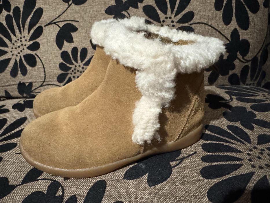 Детски боти в много добро състояние UGG