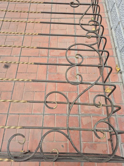 Решетки на окна продаются. Металлические красивые решетки, 3 штуки.