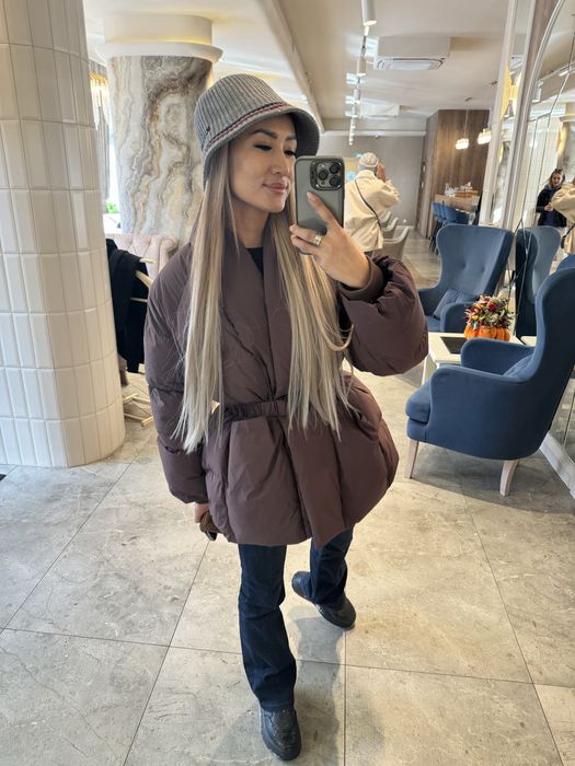 Куртка в хорошем состоянии, коричневого цвета.