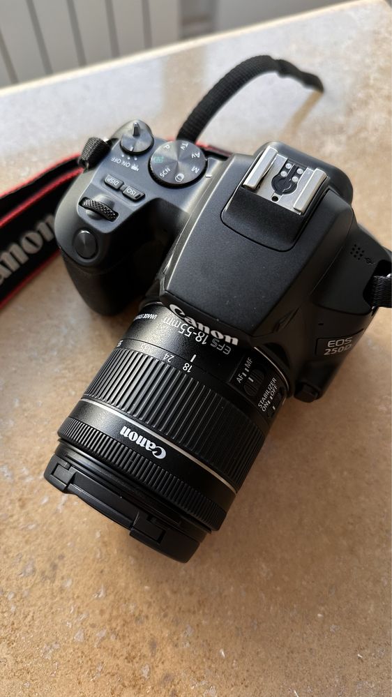 Canon 250D +obiectiv 18-55 f/4.5-5.6