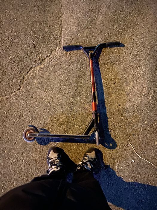 Самокат красныйй