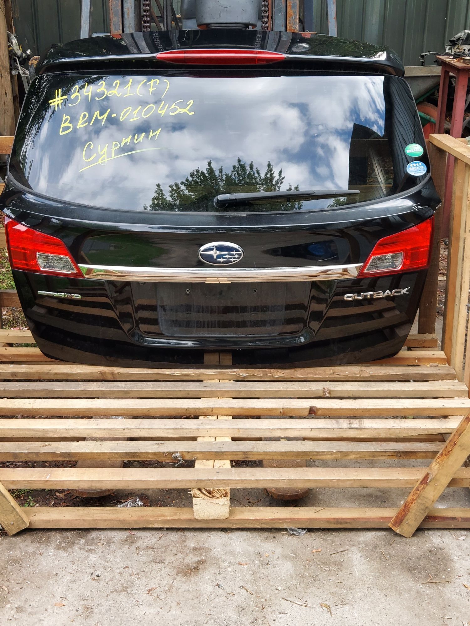 Крышка багажника Subaru Outbask 2014 год .