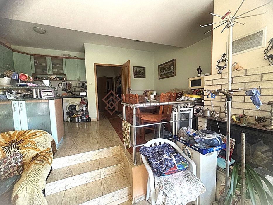 Продава се просторна триетажна къща с морска панорама и поддържана гр