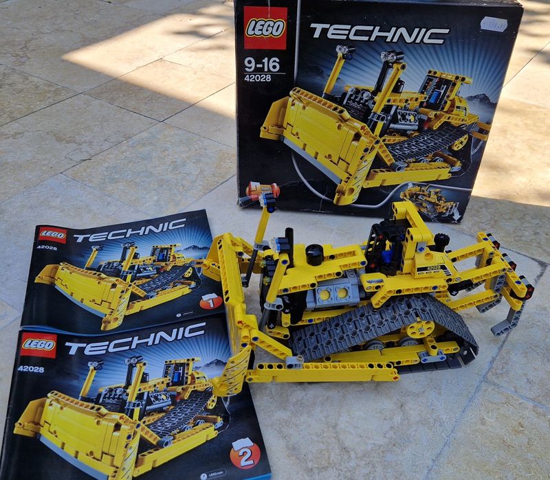LEGO TECHNIC 2 IN 1-  Buldozer in stare perfectă