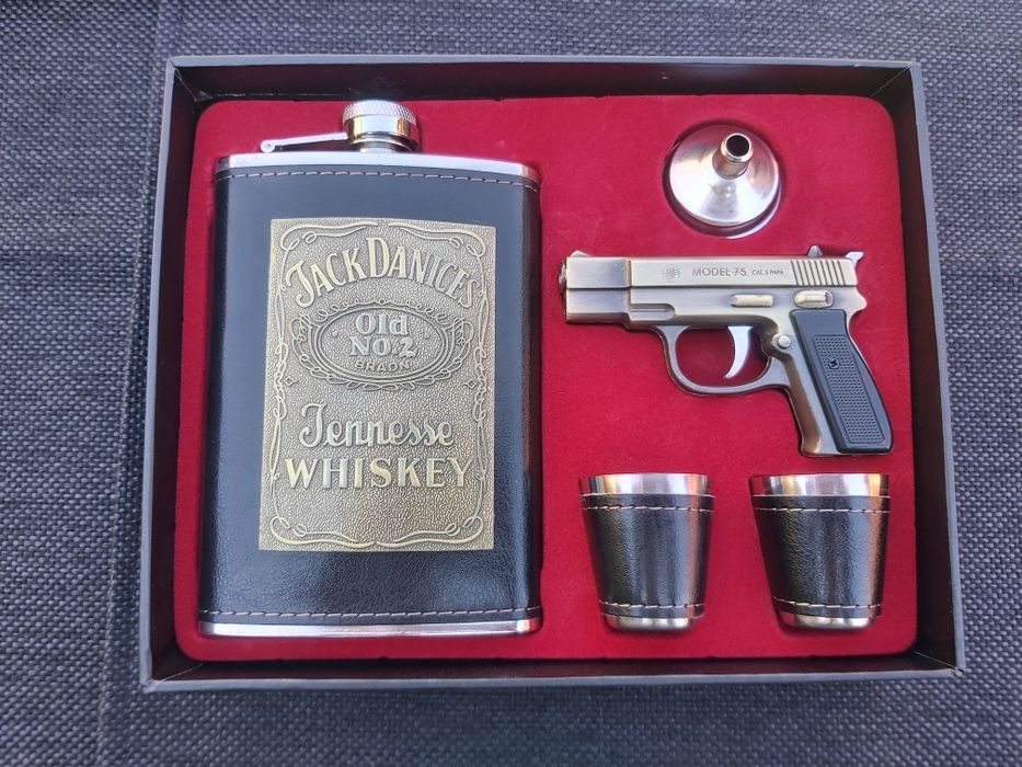 Подаръчен комплект Jack Daniel's,манерка,запалка и чаши,четири модела