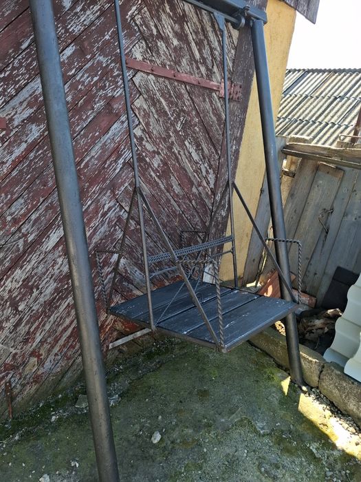 Balansoar cu 2 locuri din fier forjat,  șezut din lemn,  stare bună