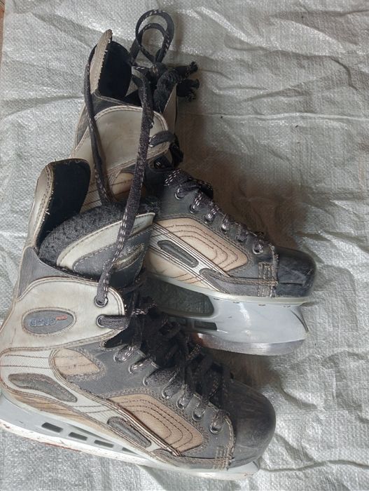 Продам  коньки в хорошем состоянии размер 41 .42