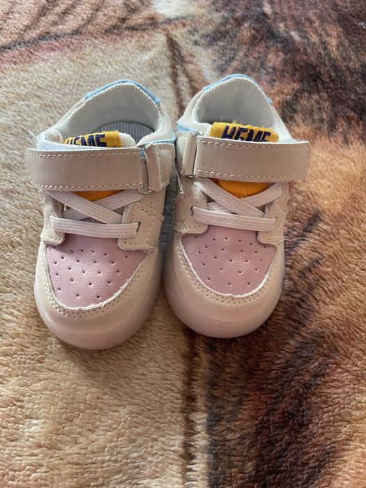 Продам новые детские кроссовки 16 размер светящая подошва