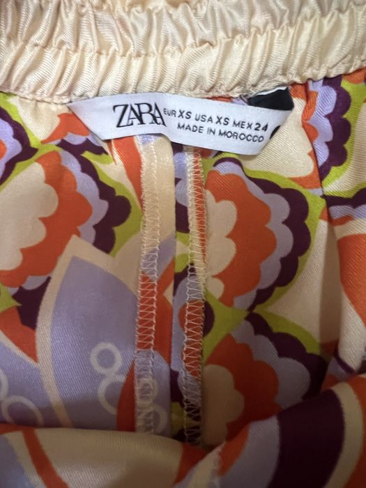 Къси цветни панталонки на Zara
