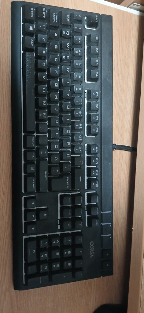 Vând urgent unitate pc,monitor,tastatura și caști