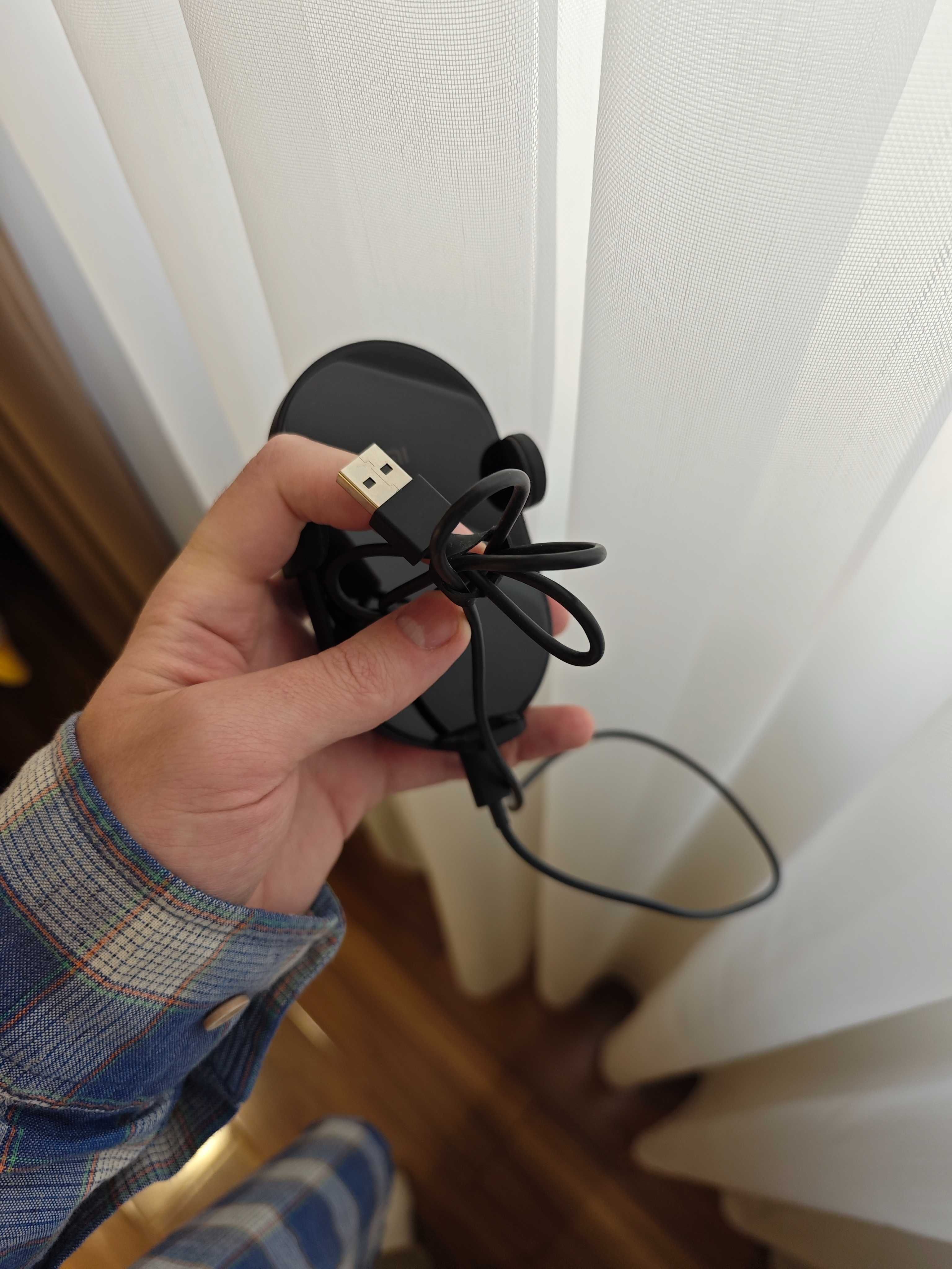 Продам зарядку для телефона Mi 20W Wireless Car Charger