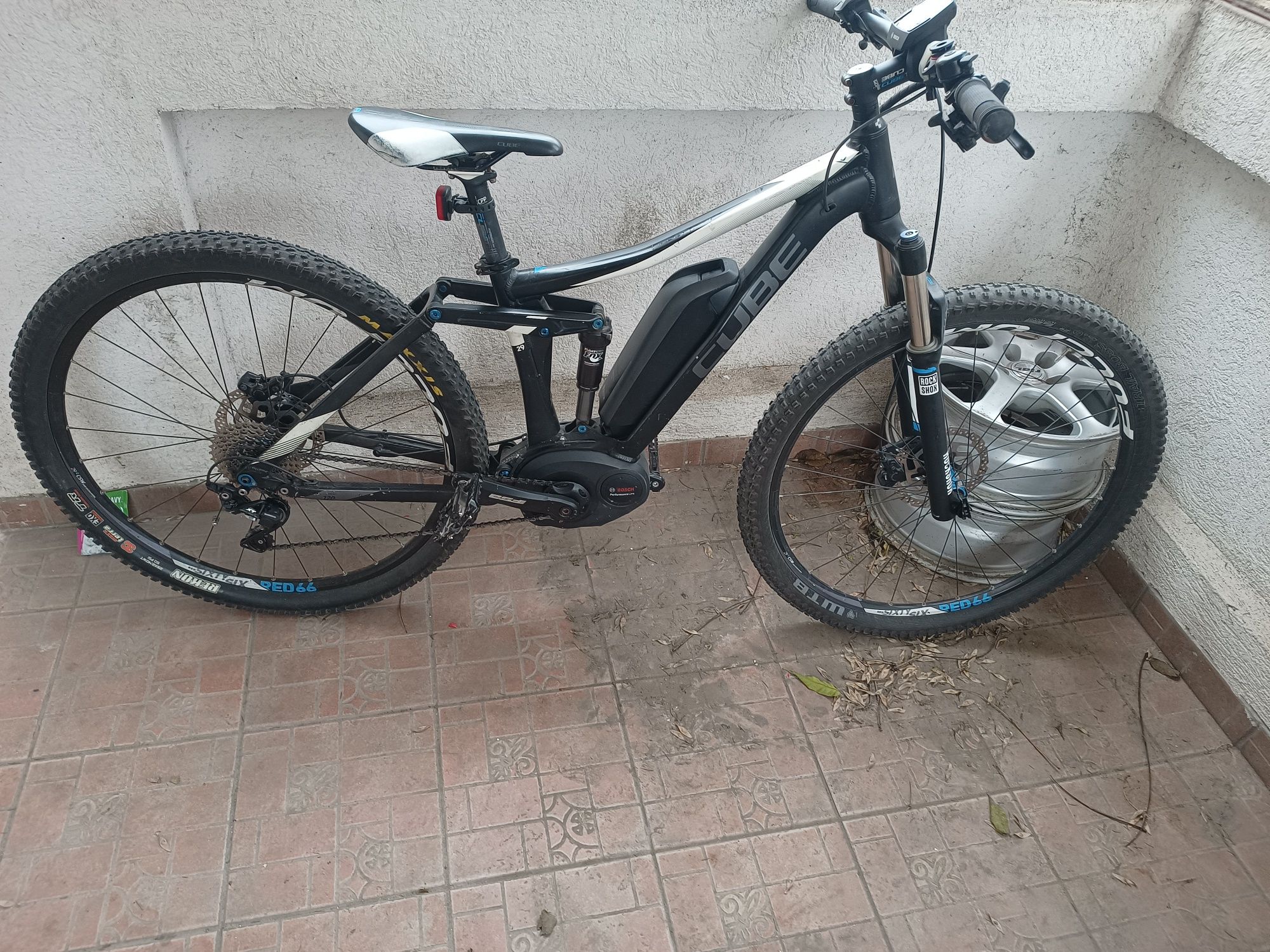 Bicicleta Cube Stereo electric