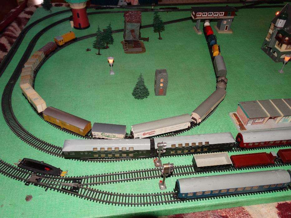 Diorama trenulet electric TT 12 mm, 1:120, locomotive, vagoane, macaze