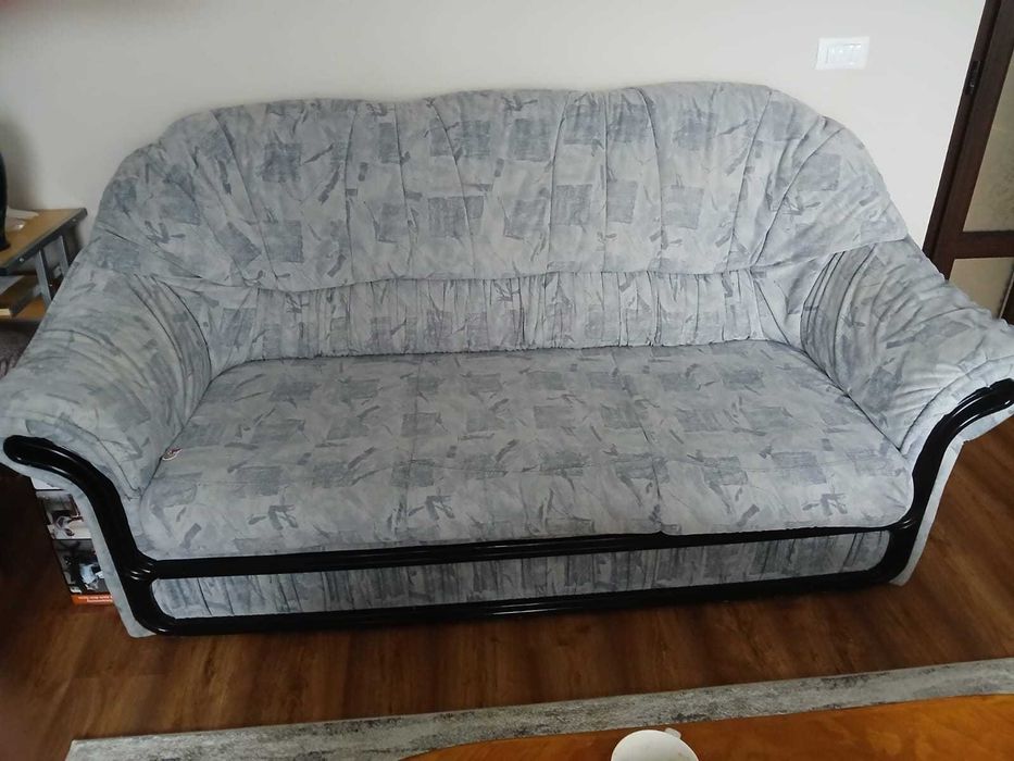 Canapea extensibilia cu 2 fotolii, biblioteca din lemn masiv si comoda