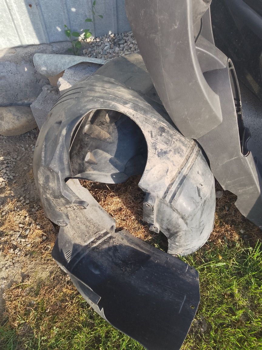 Scuturi plastic roti fata Ford