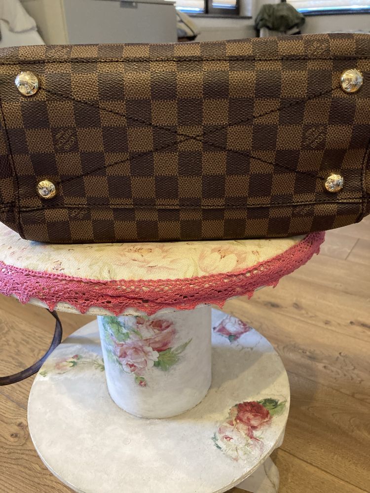 Оригинална чанта  louis vuitton с леки забележки
