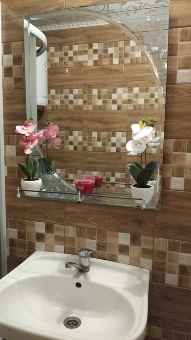 Vand oglindă de baie si chiuvetă