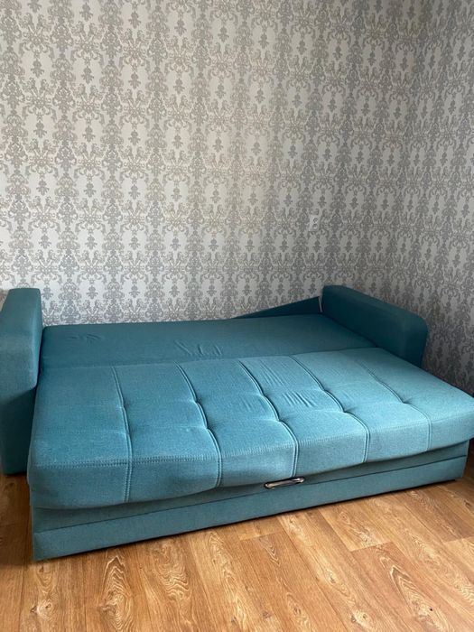 Стильная тахта б/у  в идеальном состояний цвет бирюза  раскладная
