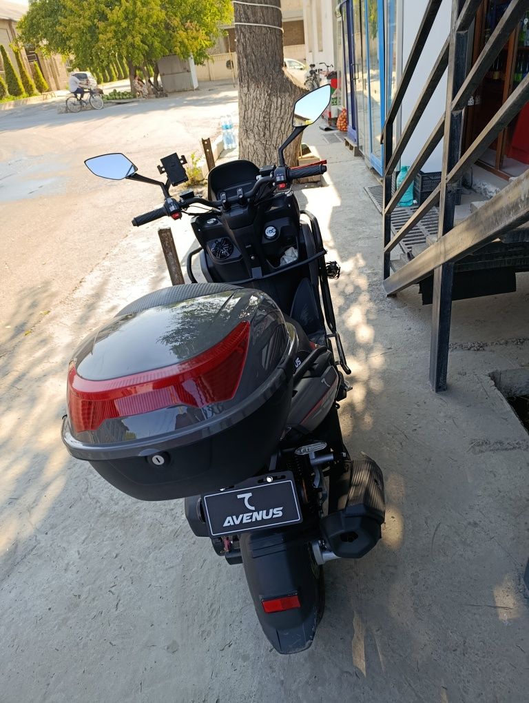 Skuter moto Yangicha dizayin va binzin bilan yuradi