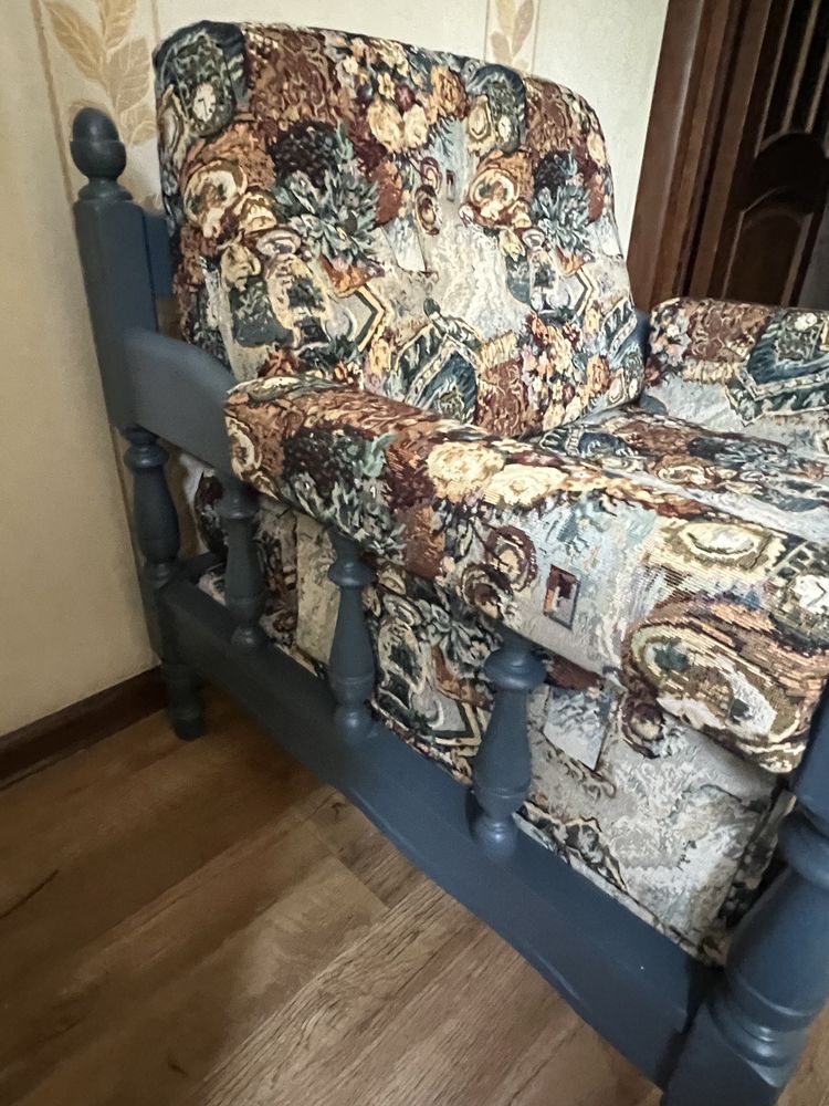 Продам два кресла - дерево