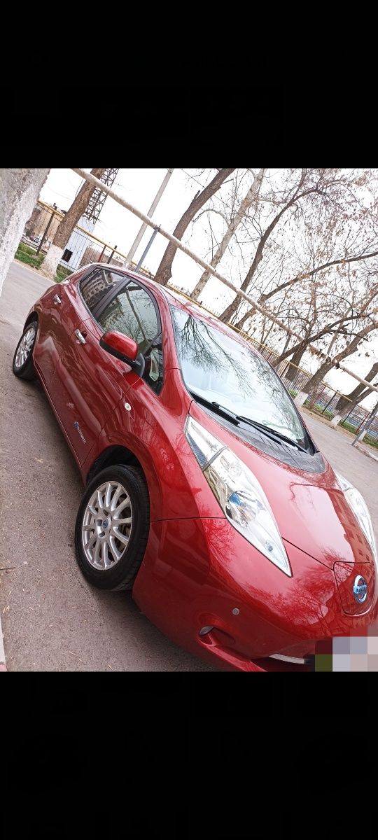 Nissan leaf электромобиль