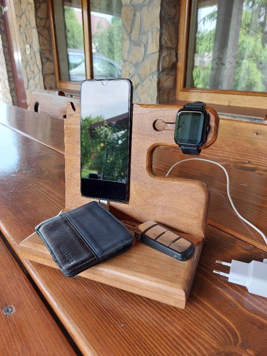 Suport de telefon și accesorii din lemn