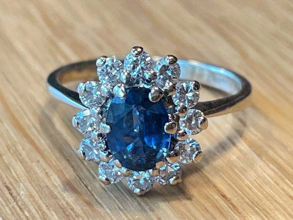 Inel aur alb 18 k cu safir natural 0,73 kt si diamante 0,5, certificat