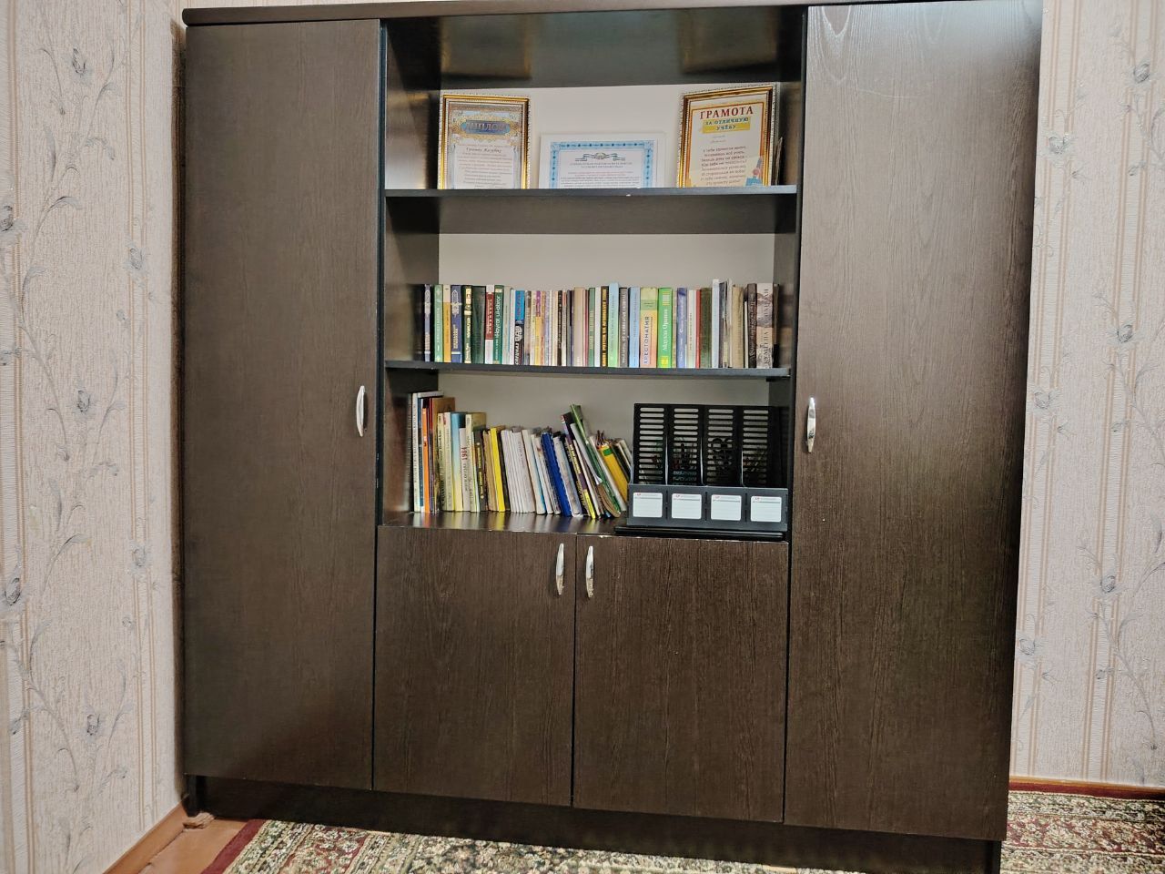 Kitob javoni.Книжныф шкаф