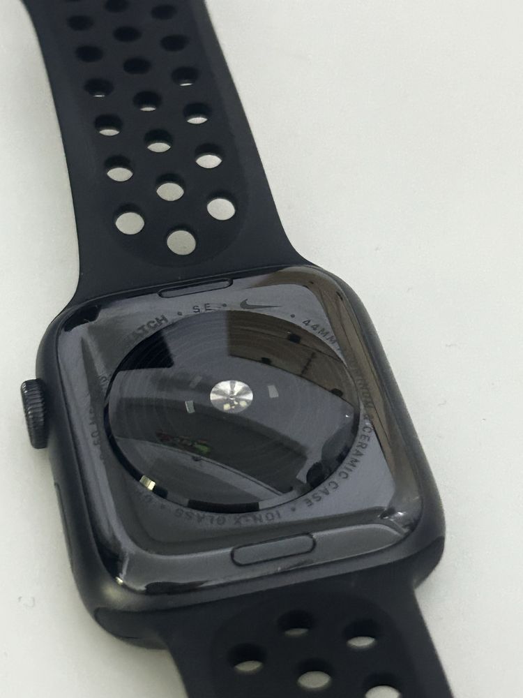 Vand Apple Watch SE 44mm NIKE GPS