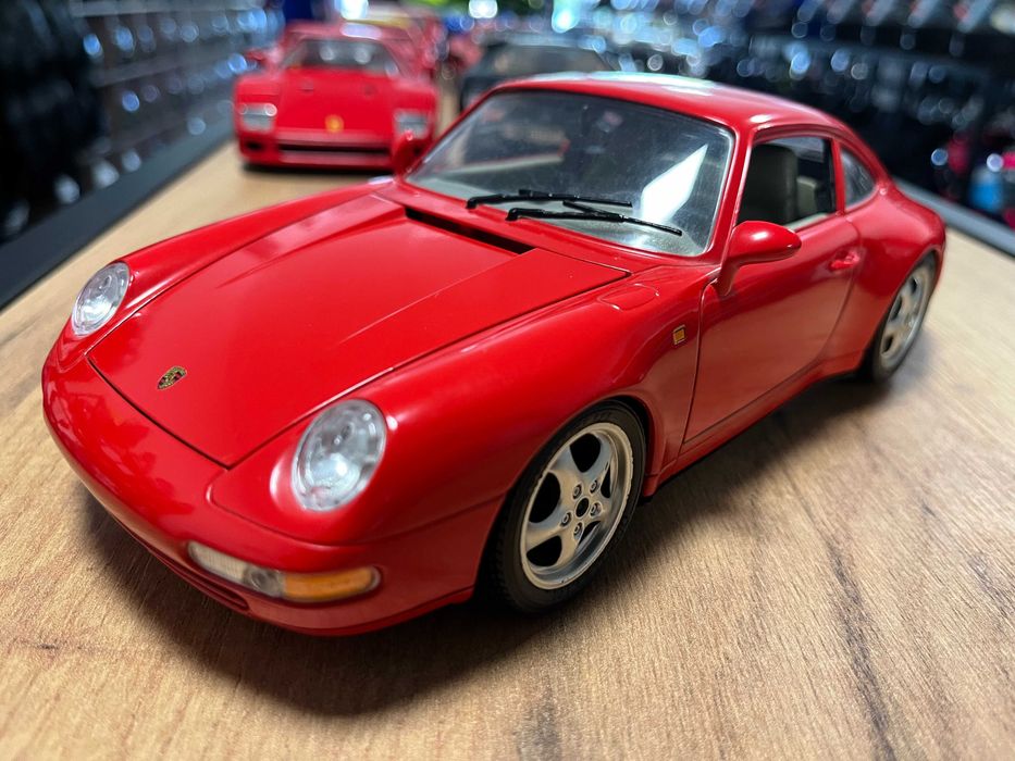 Метална колекционерска количка модел  BBURAGO PORSCHE 911  993  1:18