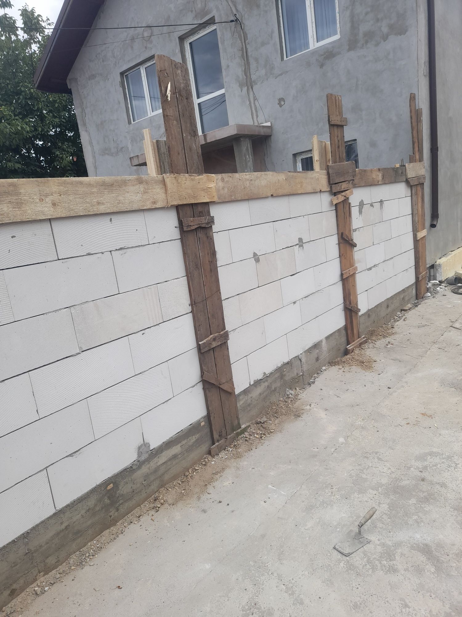 Construim garduri și porți