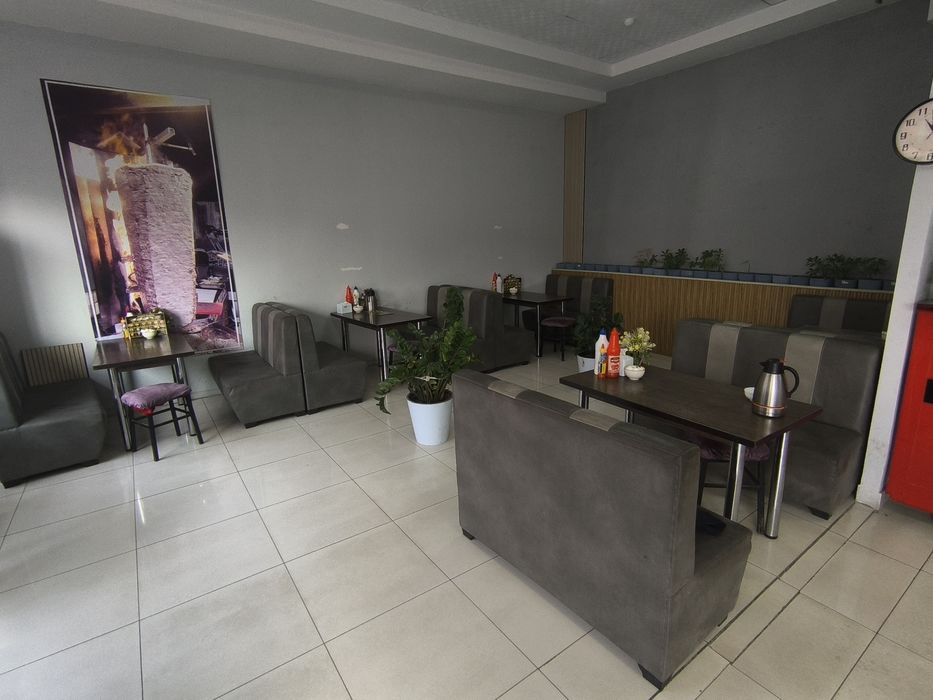 Divan , televizor 65 , konditsioner