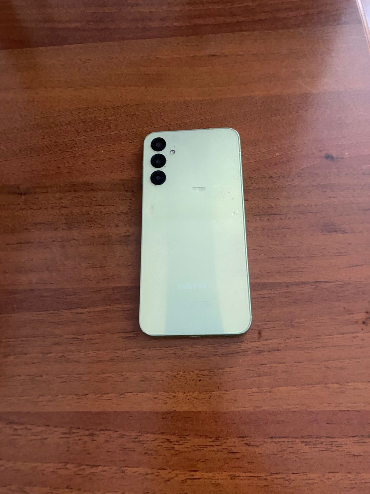 Samsung A24 в лаймовом цвете