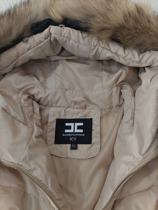 Страхотно яке ! Много практично и удобно ,защото може да се носи  късо