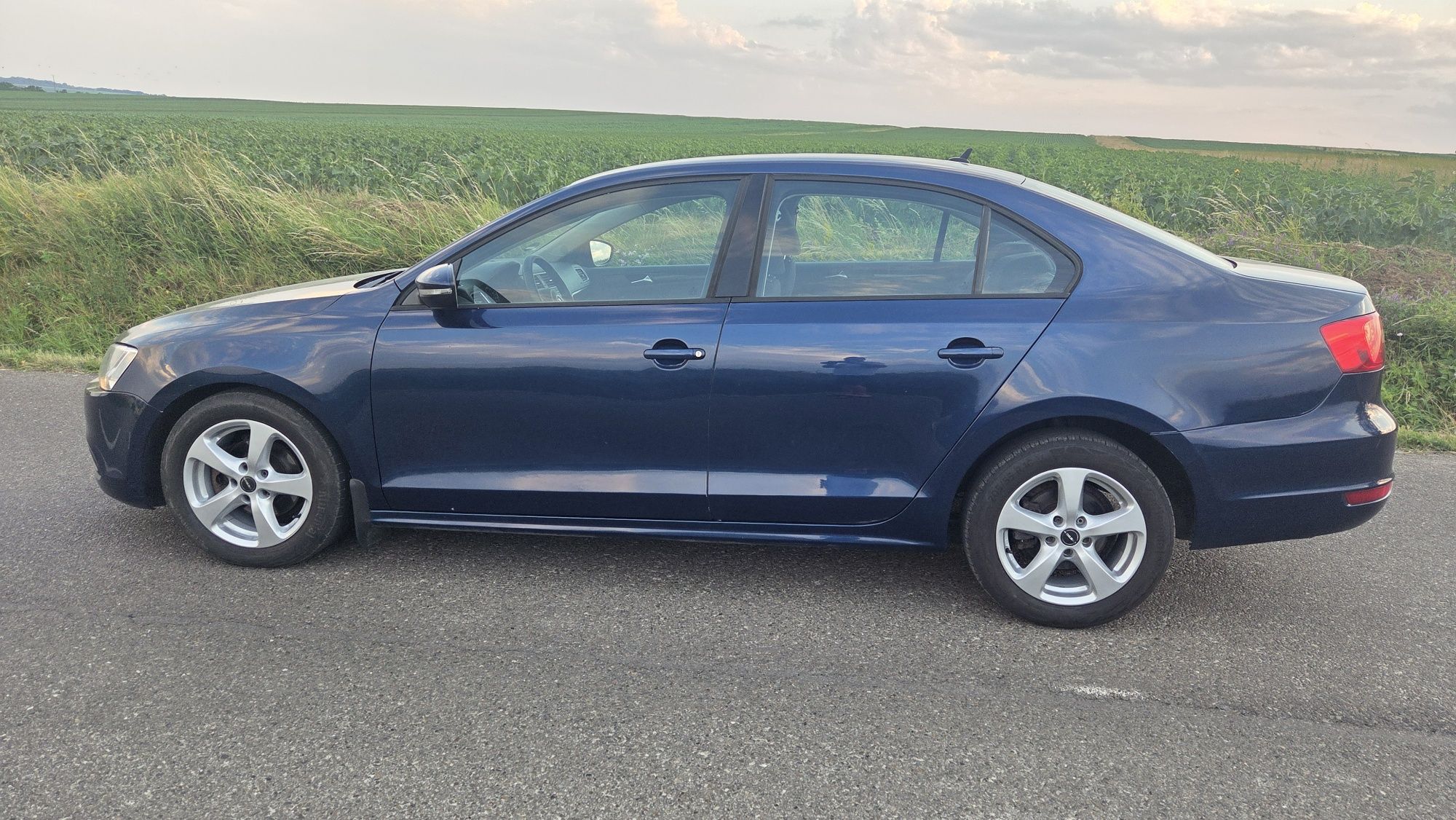 Vând vw jetta 2011 1600 diesel cutie automata