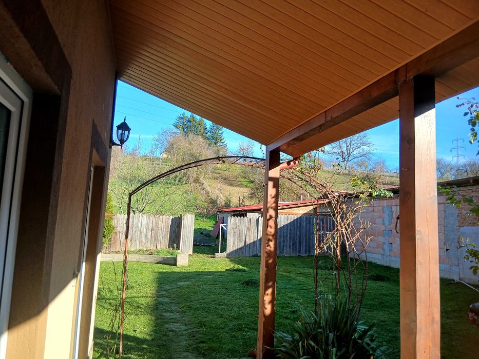 Casa la tara de vanzare