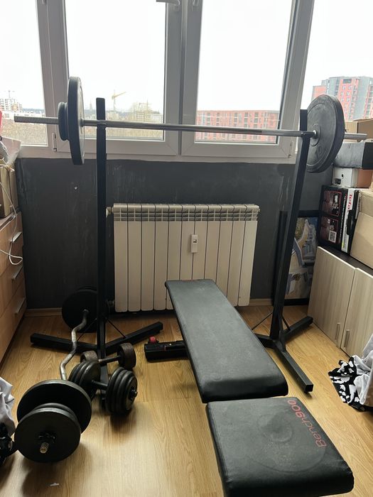 Фитнес лежанка Bench900 с 35 кг дискове на нея , стойки за клек-лост