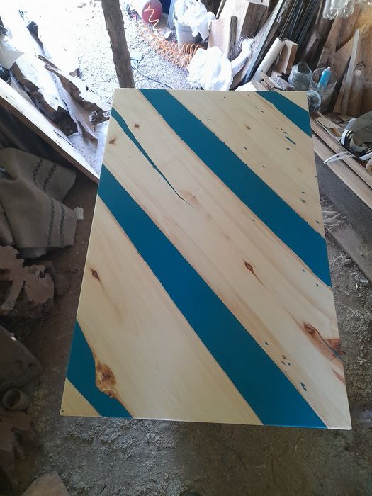 Маси, плотове, рафтове, подноси за сервиране, дъски за рязане