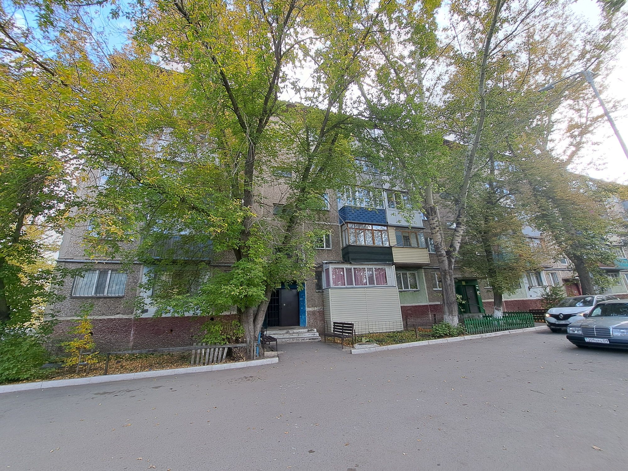 Продаю 4 комн. квартиру в 23 микрорайоне, дом 25.