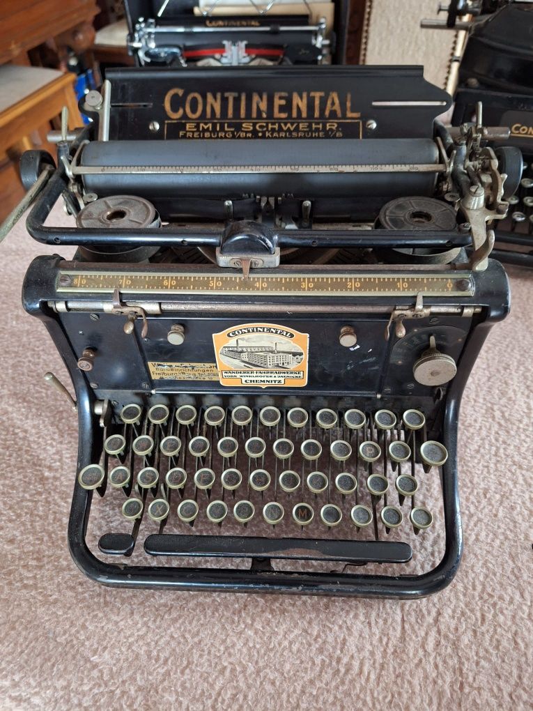 Masina de scris veche, Continental