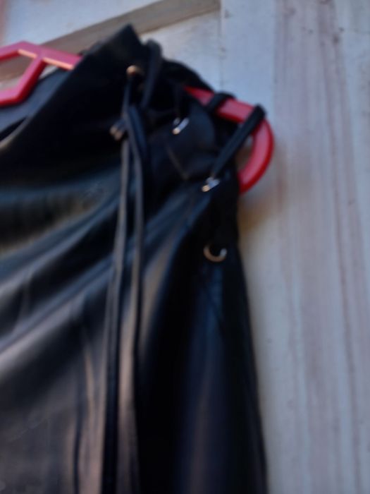 Vând pantaloni negrii din piele ecologica