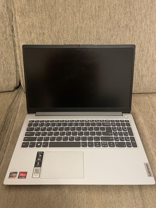Laptop Lenovo cu procesor AMD Ryzen 5 7520u, budget, light gaming