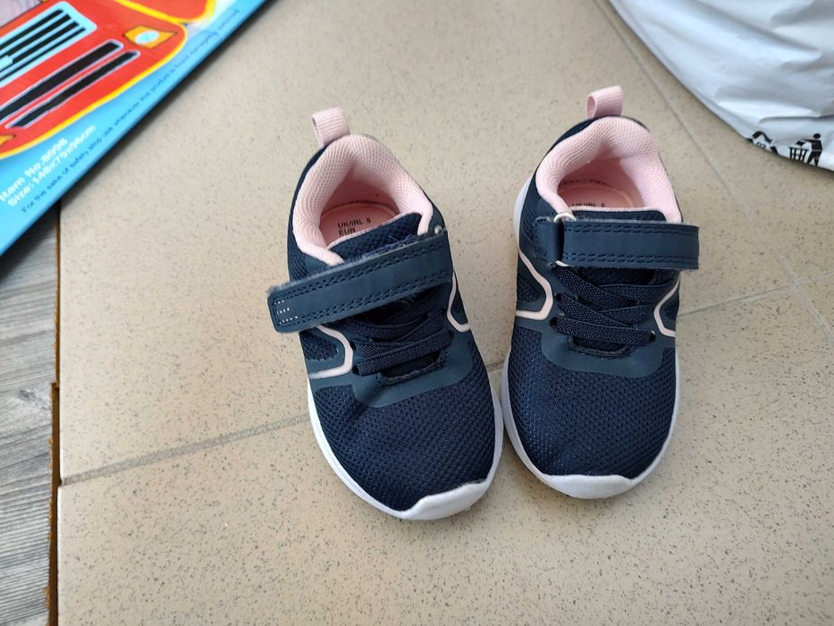 22 ном Примарк маратонки, обувки и Сандали тип джапанки